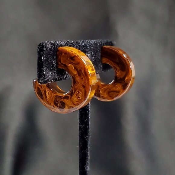 Vintage Marbled Bakelite Root Beer Swirl Brown Hoop Clip On Huggie Earrings - Picture 1 of 7
